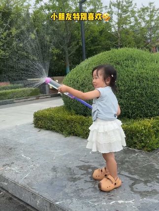小朋友夏天就是要玩水枪啊!水枪也能开出绚烂烟花~凉快还好玩#无忧无虑的童年 #儿童水枪#儿童玩具 #宝宝玩水