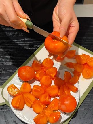 终于等到火晶柿子上市啦,又软又甜,一口爆汁,满满的糖心,每一口超甜超多汁,真的太爱了! #柿子  #现摘现发新鲜到家 #快来一起尝个鲜#火晶柿子 #软柿子