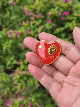 合金胸针 新款毛主席像章爱心型徽章红色桃心纪念章胸针高档时尚#像章 #徽章纪念章 #胸针 #红色收藏 #致敬伟人