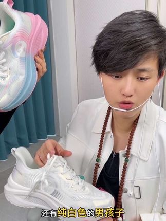 一双特别高档专业运动跑鞋,缓震回弹性能好,鞋底防滑耐磨,孩子穿着可以参加体育考试,平时大人除了运动日常通勤穿都可以,趁着活动闭眼拍#跑鞋 #好穿不累脚 #运动鞋 #好鞋推荐