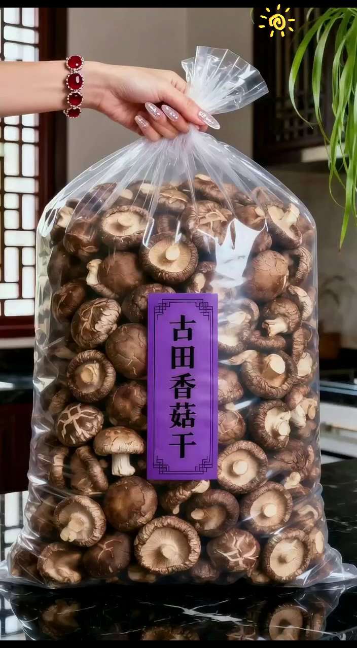 福建古田干香菇|一口鲜掉魂,大自然的舌尖馈赠 宝子们!今天必须安利这款福建农家古田干香菇,每一朵都是大自然的诚意之作,看着就满心欢喜。 它的菌盖厚实得很实在,纹理清晰得能看见自然生长的痕迹,随便拿起一朵都带着浓郁的菇香,闻着就特别治愈。而且大小特别均匀,摆在那儿就透着一股好质感,完全不用挑。 关键是营养还丰富,不管怎么做都好吃!用来煲鸡汤,菇香全融在汤里,喝着鲜到骨子里;炒肉片时,香菇吸满肉香,咬着鲜嫩多汁;包成饺子或包子馅,更是香得让人一口接一口。不管是老人还是孩子,都超爱吃,随便加一点就能让普通菜肴变得超有滋味。 正宗古田风味的香菇干,品质真的没话说,个个饱满厚实。爱吃香菇的宝子们,千万别错过,赶紧试试这份鲜! #古田干香菇 #福建农家 #干香菇 #太好吃了
