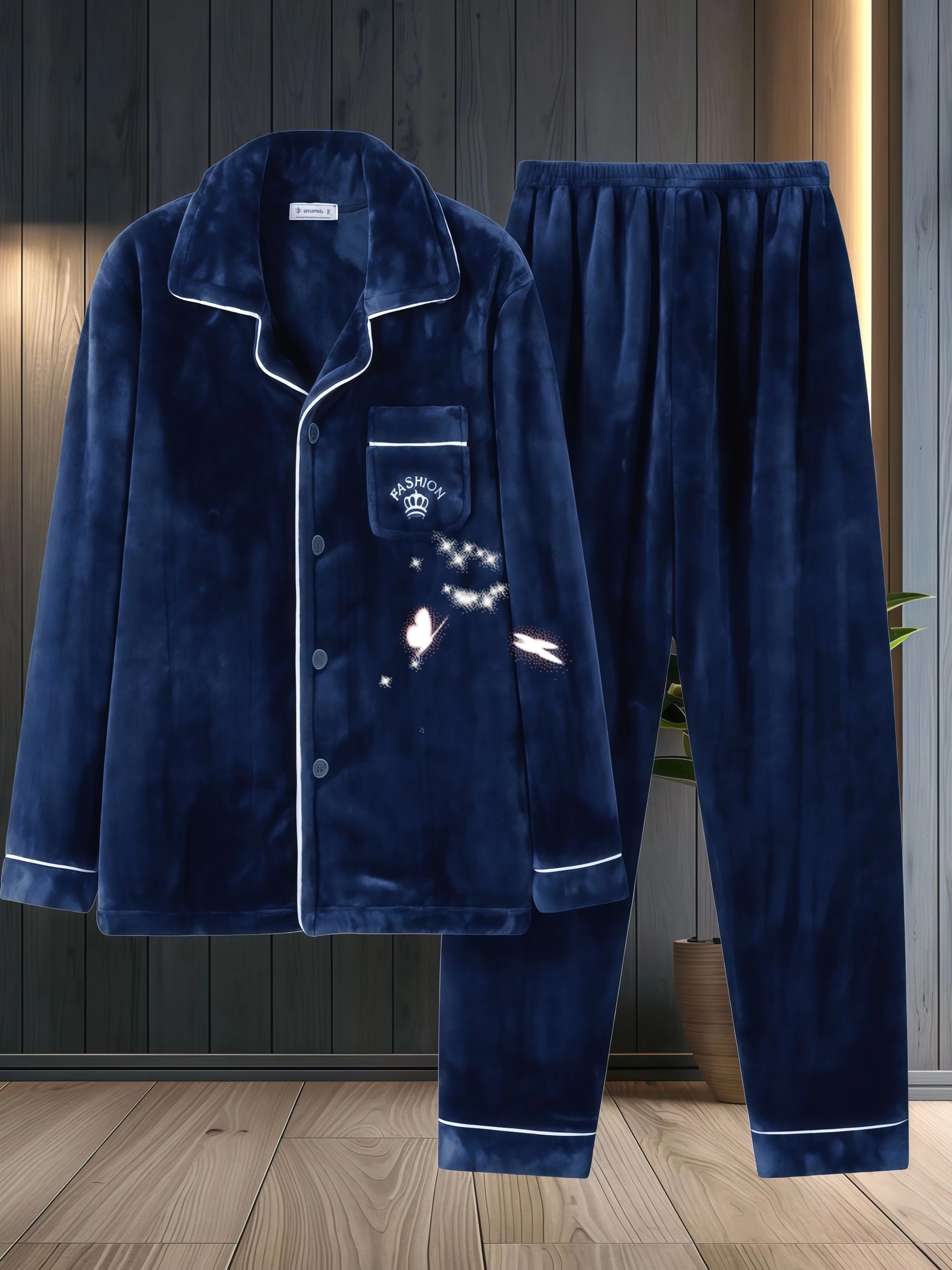 秋冬的温柔,是这套男士家居服给的。多款可选,质感绒面,触感细腻又保暖。经典翻领设计,细节处的精致刺绣或镶边,让居家时光也能尽显格调。穿上它,卸下一天疲惫,在舒适与时尚中,享受属于自己的松弛夜晚。#睡衣#好物推荐🔥 #珊瑚绒#家居服#秋冬必备
