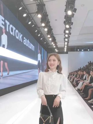 #2025秋装爆款法式高档木耳边立领长袖衬衫,是女士们的洋气百搭打底首选。木耳边立领设计精致优雅,法式风情拉满;长袖版型适配秋凉,面料高档质感佳。不管是单穿彰显气质,还是内搭叠穿增添层次,都能轻松hold住各种风格,让你在这个秋天优雅又洋气。