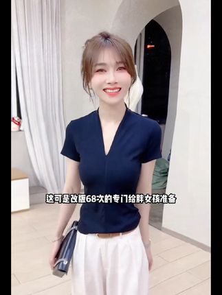 转为胖女人打造的#气质V领纯色体恤# 上身显瘦15斤#V领设计特显脖子长#显瘦