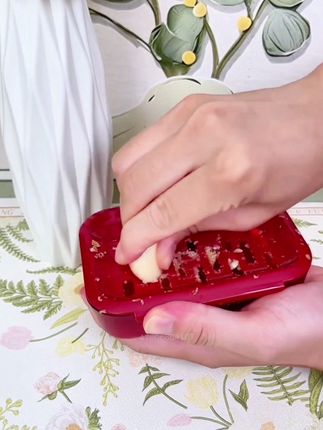 日系姜蒜研磨器 这个小东西太实用了!它不仅能轻松研磨姜蒜,还能磨宝宝辅食和山葵。磨出来的蒜泥非常细腻,而且清洗起来也很方便,真的是太棒了!#研磨器 #姜蒜辅食研磨器 #简单方便 #超实用
