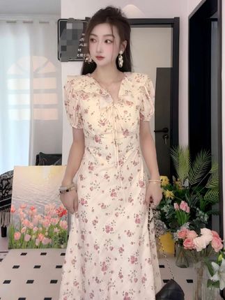 #早春新款 大码夏季新款温柔荷叶边V领泡泡袖碎花连衣裙系带显瘦收腰长裙 #夏季新款 #大码连衣裙 #荷叶边连衣裙 #收腰显瘦 @抖音小助手