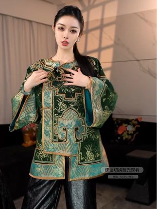 姐妹们,「手工坊-玉玺」外套把中式雅致焊在身上!  手工盘扣太显匠心了!圆润饱满还结实,扣合间满是古韵~玉玺纹样刺绣精致不浮夸,针脚细到能看清肌理,长袖版型利落藏肉,面料挺括不臃肿。  搭针织衫通勤、配半身裙赴茶会都合适,上身自带端庄气场,出门总被问链接!中式美学的温柔感直接拉满~#优雅永不过时#中式美学服饰#国风古韵#精致优雅#高级感穿搭
