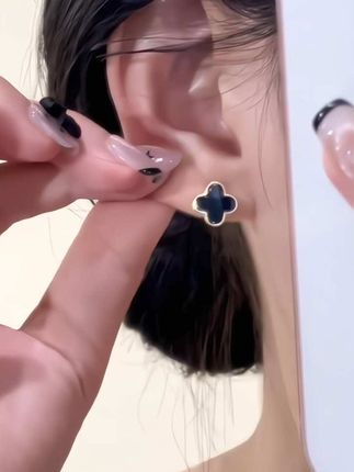 谁懂啊!赫本风四叶草越戴越上头~越经典越时髦 好评率超高 黑色系列真的好耐看#耳饰分享 #四叶草 #四叶草耳饰品 #耳饰 #百搭耳饰