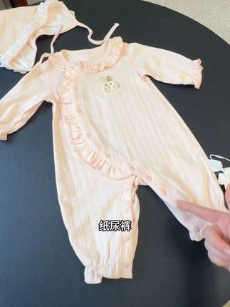 粉嘟嘟的纯棉长袖连体衣搭配小帽子,一套上身真的不要太可爱#婴幼儿服饰 #宝宝衣服 #连体衣
