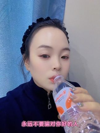 #日常生活 真心这东西,从来不是挂在嘴边的“改天请你吃饭”,也不是朋友圈里的秒赞,而是落到实处的“我来帮你”。 遇到难处说不出口时,有人主动递上一句“钱够不够用”; 越往后走越清楚,身边人来人往,能把你放在心上、遇事愿意伸手的人,没几个。所以才格外珍贵——不是因为少见,是因为每份真心,都藏着实实在在的在乎。 🫡人来人往有擦肩而过的人 有相伴到老的人,但愿你生活中都能遇到贵人