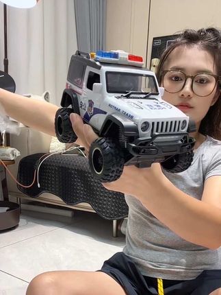 十几块给儿子淘了辆,逼真霸气的#警车越野车玩具 !还搭配早教儿歌、交通知识和三种警笛声,可把孩子高兴坏了,耐磨减震橡胶轮,轻轻一推就能跑好远#儿童玩具 #警车玩具
