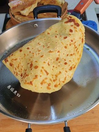 家里喜欢做面食的家人们,可以入手这款#佳佳恋电煎锅 ,安全无涂层,铁铲子钢丝球随便用,多功能使用,可煎可炸可炒可煮,一锅多用,有高中低档可随意控温,烙出来的饼柔软多层的,做出来的煎包也是均匀好看有食欲,不粘锅不糊锅,需要的家人们放心入手~#不粘锅饼锅 #电煎锅 #无涂层不粘锅 #烙饼锅