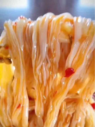 这就是全网都在找的#泡沫箱肠粉 和当年厂门口的味道一模一样,真的巨好吃!#广东肠粉 #布拉肠粉 #记忆中的味道#东莞路边摊肠粉