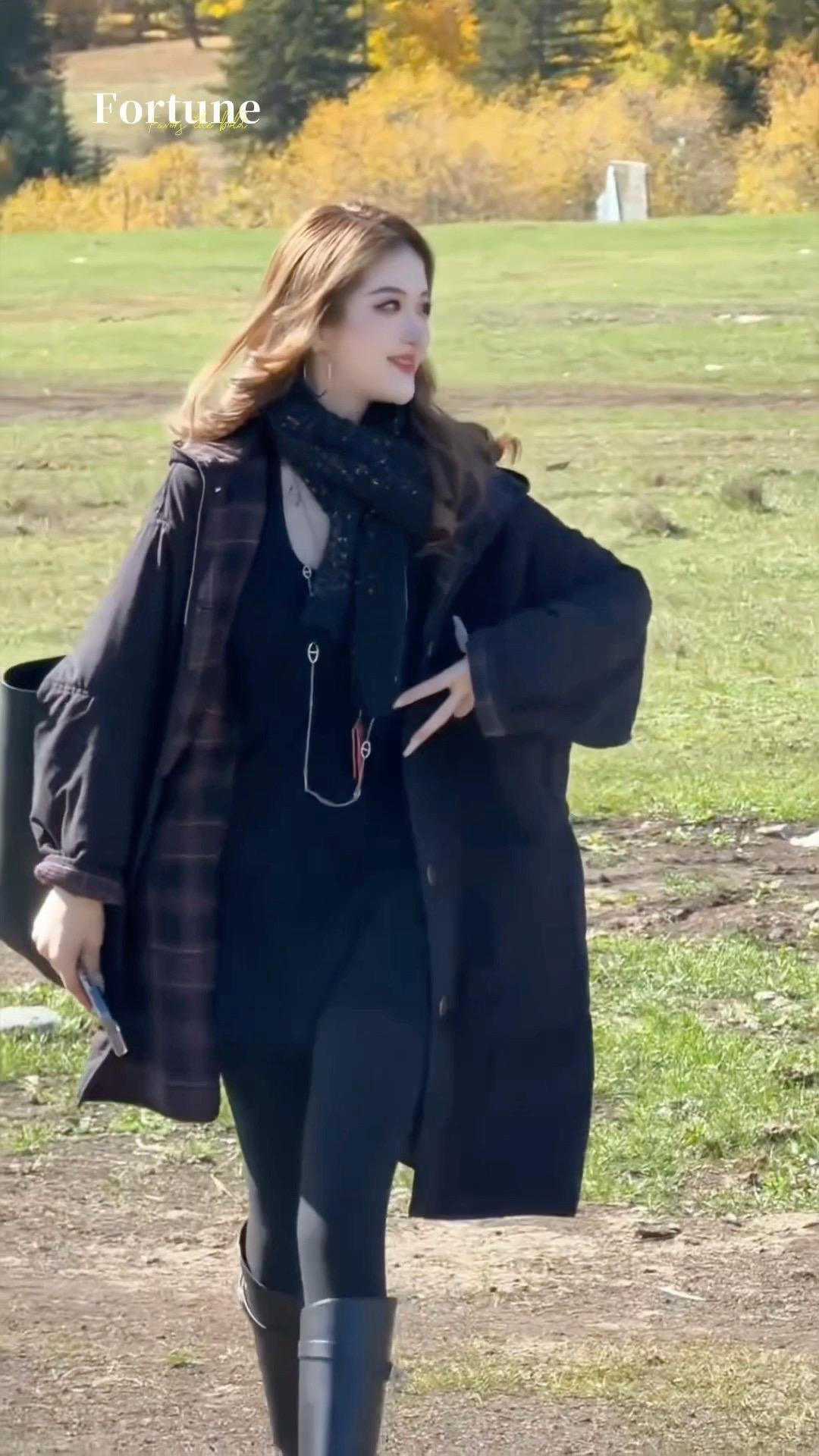 秋冬格子双面穿气质连帽棉服多色2025年新款宽松显瘦保暖外套 这种格纹双面穿的外套,怎么搭配都好看,上身又美又飒,还特别显瘦,冬天出门再也不用担心会冷了,有了它,这个冬天都不想换其它衣服了。@图文掘金计划@抖加🔥上热门🔥热点宝@DOU+小助手