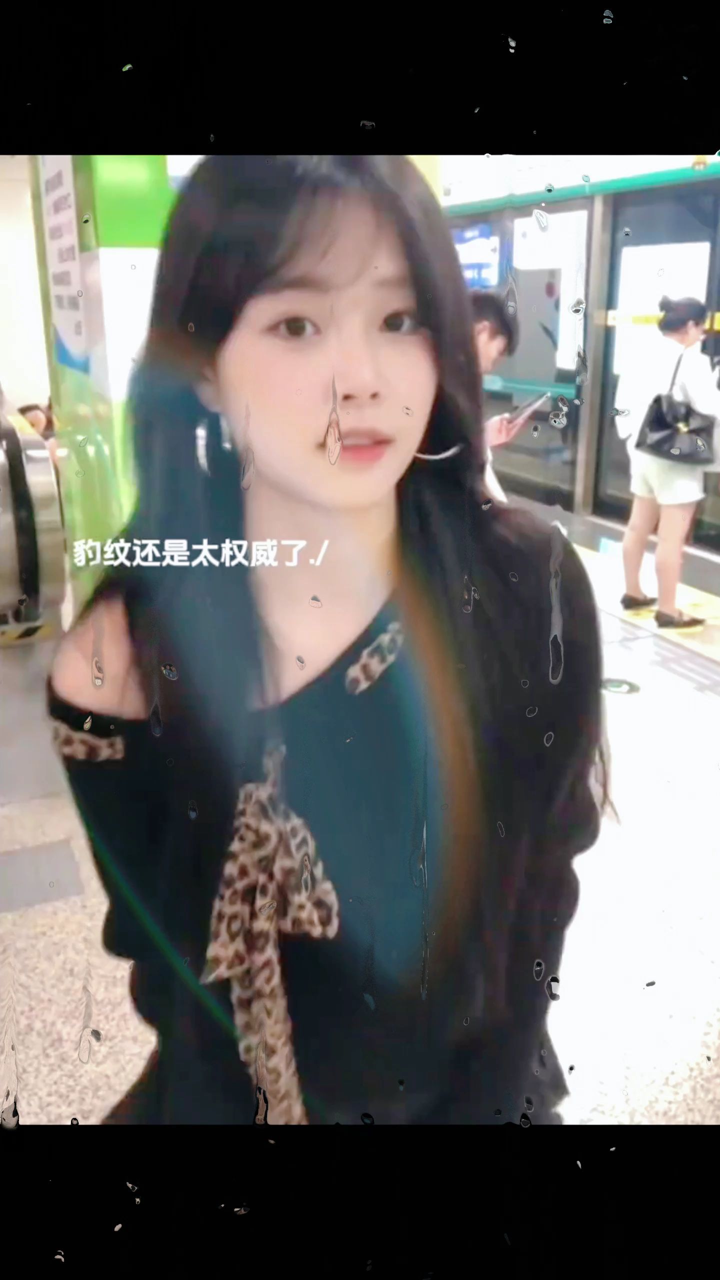 艺等现货~2025早秋新款一字肩T恤复古豹纹丝巾大开领斜肩长袖上衣