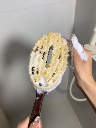 这个猪鬃毛的洗澡刷,打上一点点沐浴露,皮肤就跟打了蜡一样,又嫩又滑!#浴室好物 #洗澡刷 #搓澡神器 #超实用