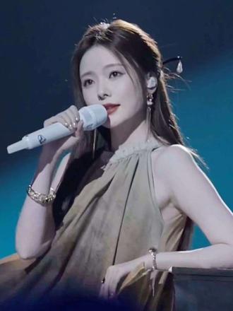 这段我愿称之为神级舞台,亮光 抬眸 开唱 绝了~#陈卓璇 #国风歌曲 #愿忘 #直拍 #神级现场