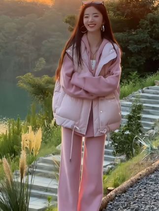 #孕期穿搭 小孕妇们,为了你孕期穿的更舒服又好看,一定要去试试这套慵懒风孕妇套装!宽松版型,不挑身材,面料也是软软糯糯的,出门逛街都很合适。#孕妇套装 #孕妇装新款#秋季搭配 #慵懒风穿搭