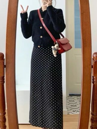 时尚小香风套装纽扣开衫上衣2025秋新款+波点直筒半身裙两件套装#显高显瘦 #气质半身裙 #优雅气质 #洋气小衫 #遮肉显瘦穿搭