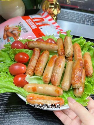 别再给孩子吃路边糖的淀粉肠了,来试试这点万威客家的牛肉肠吧,每一口都有牛肉颗粒感,一口下去皮脆肉嫩,肉质紧实弹牙,真的太香了!#早餐吃什么 #解馋#万威客#牛肉肠#妈呀太香了