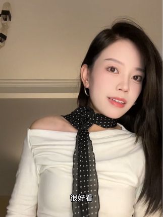 丝巾真的搭衣服太有氛围感了,这款就是巨显温柔的感觉,小花一夹太有那味啦#丝巾 #波点控 #配饰 #穿搭技巧