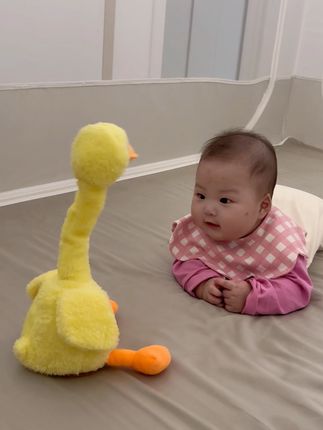 这个会扭脖子会唱歌的小鸭子太魔性了,还会学舌扭脖子,宝宝特别爱看,现在哄娃太省妈了,小月龄能练习抬头专注力 大了就能自己玩了,还可以学说话#宝宝玩具推荐 #婴儿玩具 #宝妈带娃解放双手 #带娃神器 #扭脖子扭脖子