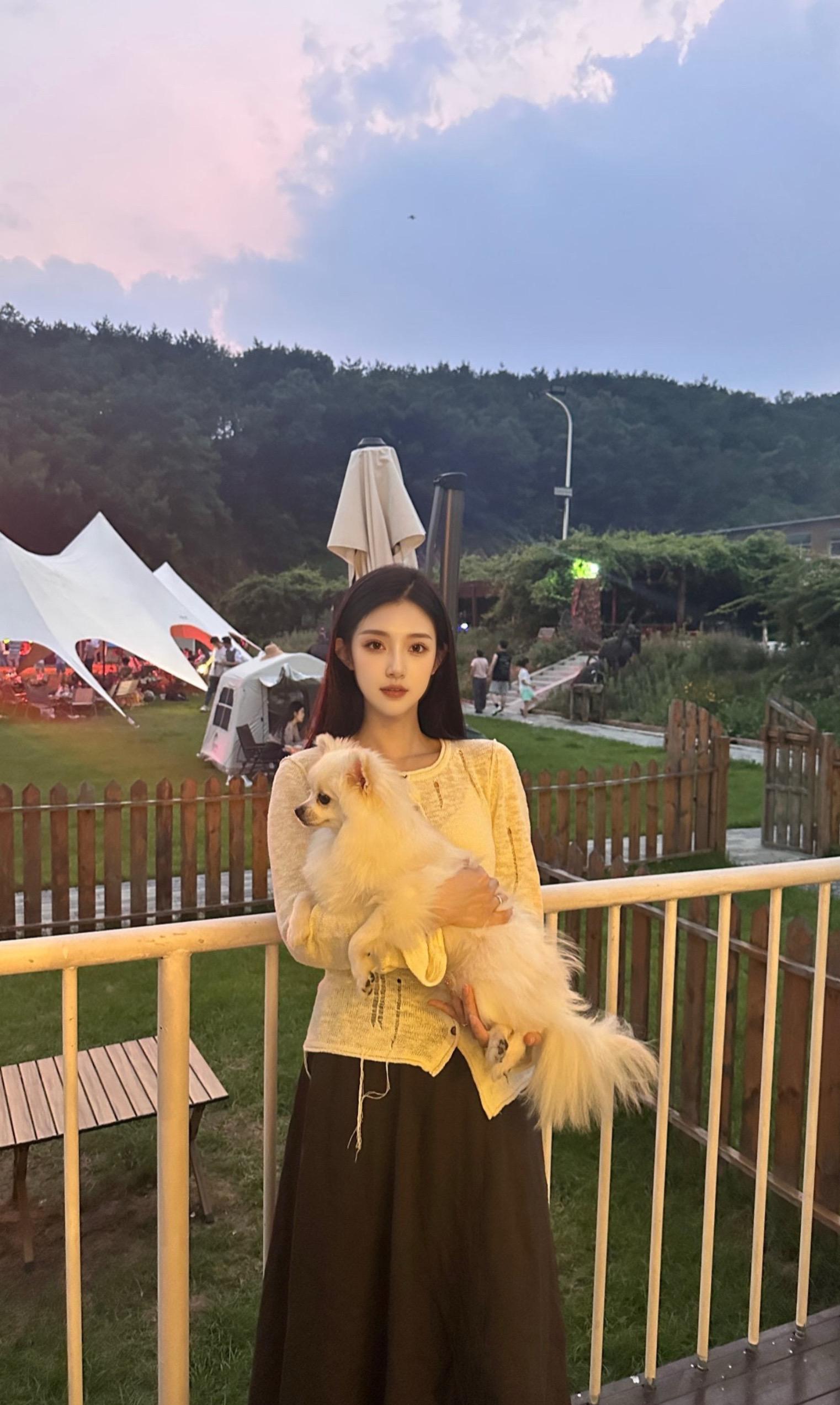 有的人拿命谈了五年都结不了婚 有的人谈几个月就订婚了 所以爱情不是你用心就能开花结果的 青涩和挚爱都给了一个人 最后却把生活给了另一个人 人生的出场顺序真的很重要