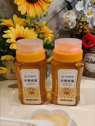 这个价格亲民的很! 别再去买乱七八糟的蜂蜜了,快看看洋槐蜂蜜现在也有活动了,这个价格到手两瓶。百花,是老国货品牌,配料很干净。只有洋槐蜂蜜,它的瓶口设计也很贴心,用多少挤多少,平常不爱喝白水的宝子,加点蜂蜜,喝起来蜜香浓郁,还有淡淡的甜味,入口清甜好喝,大鱼大肉后来一杯别提多舒服了。#快来一起尝个鲜 #洋槐蜜