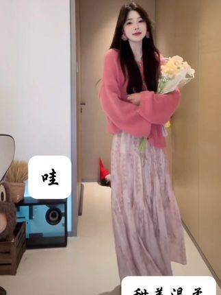 属于韩系松弛感的温柔慵懒风,能营造出休闲又不失优雅的氛围感,适合追求随性舒适又想展现温柔气质的穿搭风格。下装是碎花半身裙,碎花元素清新浪漫,裙摆较长且有一定的蓬松感,能拉长腿部比例,同时遮挡腿部赘肉,显瘦效果好。整体以粉色系为主,粉色本身就带有温柔甜美的属性,不同深浅的粉色搭配起来和谐又有层次,很容易让人眼前一亮,展现出少女感与温柔感并存的气质。#穿搭 #减龄穿搭 #好看的小姐姐 #时尚 #甜美穿搭