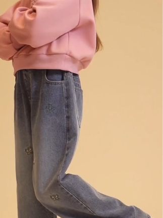 九月份开学孩子穿的软牛仔裤,妈妈们赶快趁着品牌活动力度大,给女儿提前安排上~#潮童穿搭 #百搭裤子 #显高显瘦显腿长 #春秋新款 #品牌童装