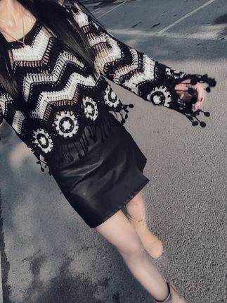 可以是外面浓妆艳抹的女人 也可以是躲你怀里的小女人 也可以是扎着低马尾为你做饭的贤妻良母 我什么样子 完全取决于你.#时尚洋气 #又美又飒 #民族风穿搭 #洋气减龄