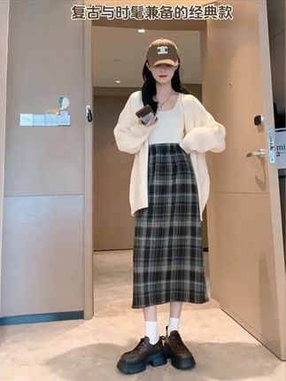 咖调格纹自带温暖质感,在秋冬里格外显气质,高腰设计悄咪咪拉长腿部线条,中长裙摆对各种身材都友好,走动间的慵懒感,是独属于秋冬的浪漫腔调。#美德拉穿搭 #日常通勤出街