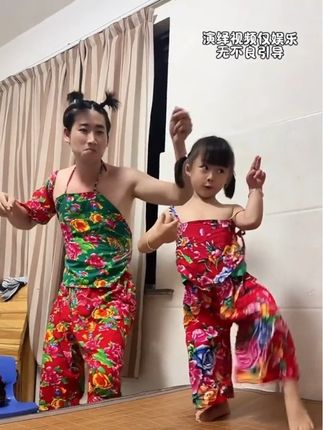 #短视频变现 #父女组合 #家庭搞笑 萌娃跳舞,主打一个萌力全开!每一个动作都散发着纯真的可爱,爱了爱了!@DOU+小助手 #上热门🔥