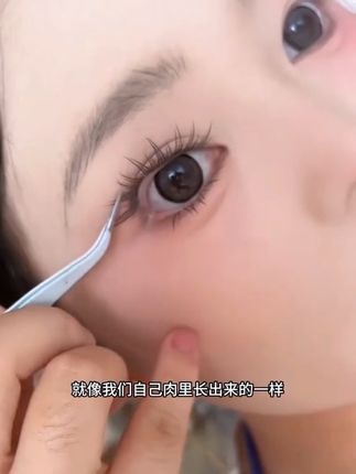 夏天就要贴这种清透又自然的睫毛!!新手小白拿来练手也不心疼!!#假睫毛 #这也太好看了 #假睫毛教程#漫画款睫毛