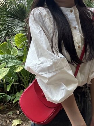 姐妹们,这件衬衫真的太绝了,它是那种很法式的感觉,而且超级小众,完全不会撞衫的那种。它的设计非常独特,是这种拼接的样式,穿上身特别好看,而且还是长袖款的,秋天穿刚好合适。它属于纯棉质地的白衬衫,上身效果超赞,喜欢的宝贝赶紧入手吧!