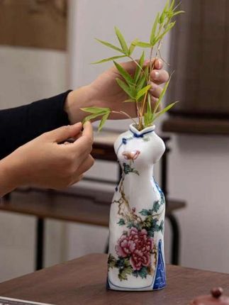 何来瓷 玉瓷纯手绘旗袍花瓶 复古 摆件 插花中式陶瓷景德镇手工#生活美学 #纯手绘 #旗袍花瓶 #复古花瓶 #景德镇陶瓷