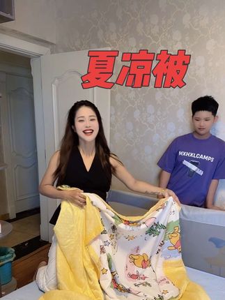 儿子带江西了,给他买的夏凉被到了,它是自带凉感的豆豆面料,滑溜溜的,特别舒服,而且还是这种定点压线的设计脏了,直接扔进洗衣机里洗,夏天盖上它简直不要太合适