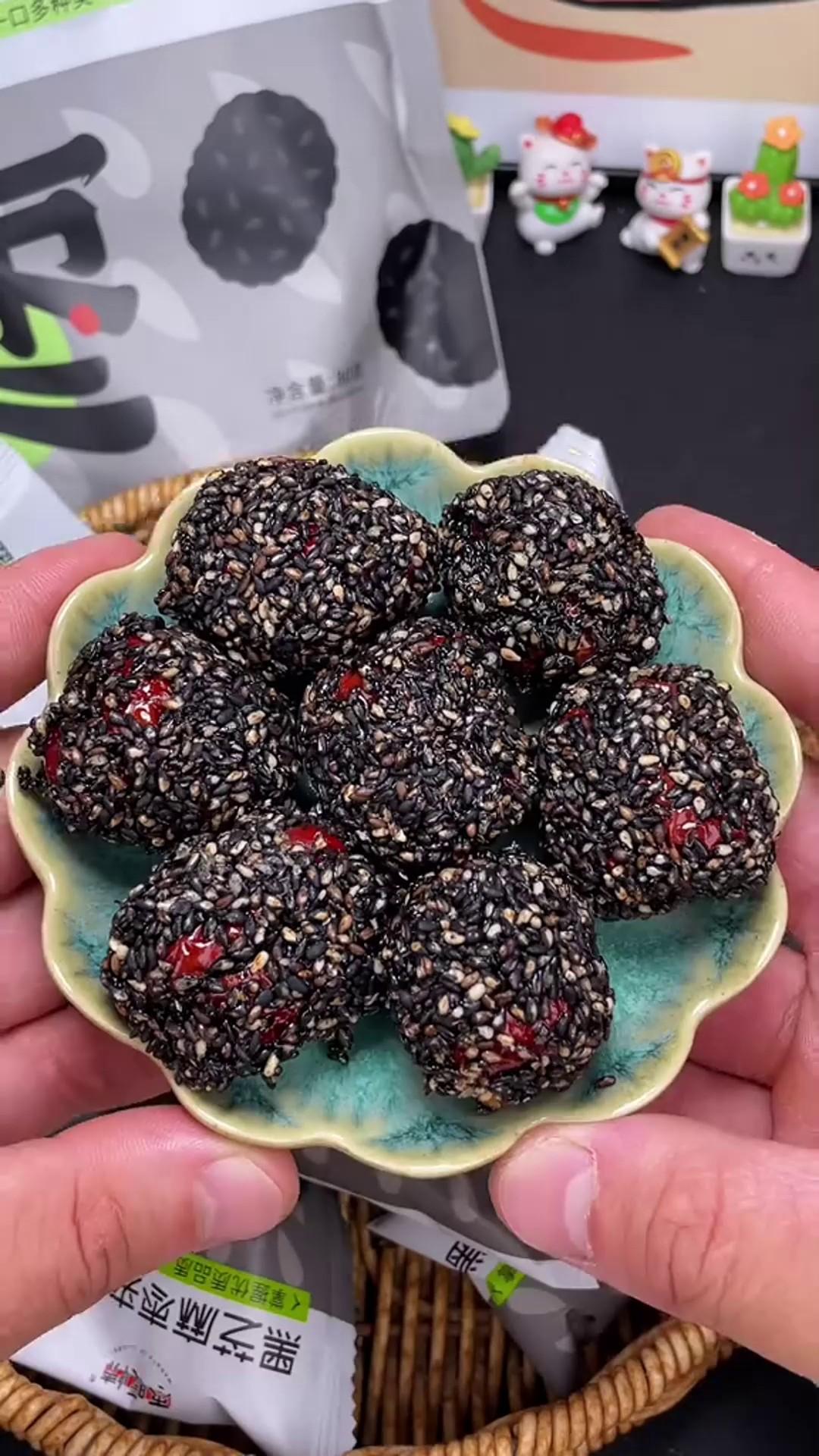 黑芝麻枣夹核桃一口下去三种营养,配料表干净,大人小孩都可以吃!特别香!#黑芝麻枣夹核桃 #追剧小零食 #大牌年货好吃不贵