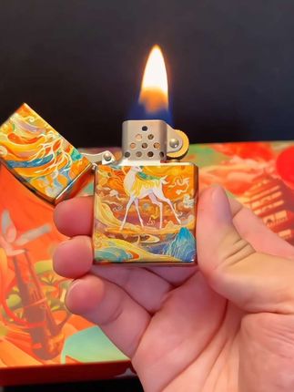 敦煌九色鹿🔥掌心燃灯 这煤油机美哭我了!九色鹿打火机 点燃千年国潮浪漫#九色鹿 #国潮好物 #男生礼物 #解压神奇 #防风煤油打火机 @DOU+小助手