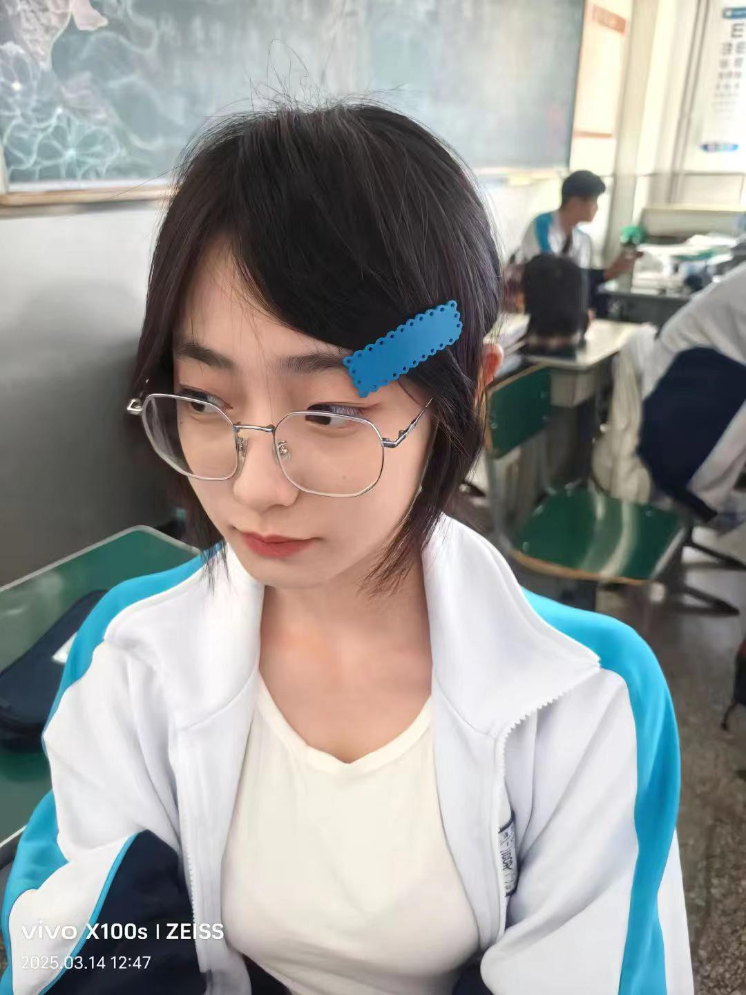 我少女时期的理想主义是做一个温柔但有距离感的人 在别人看着我含笑的眼眸而笑的可爱时 我会在内心想耶 又成功了一次 我在她们心里是温柔的了吧 至于距离感 我总是做不好 看着她们皱着秀气的眉毛 真诚的眼神 我总是忍不住说我来帮你吧 我会在她们面前笑的止不住 但在深夜又小声的嘀咕我是不是又没有保持住距离感 但想起那句可爱的谢谢时 我也会想 管它呢 我要帮助每一个求助的小女孩 #女高中生 #校服