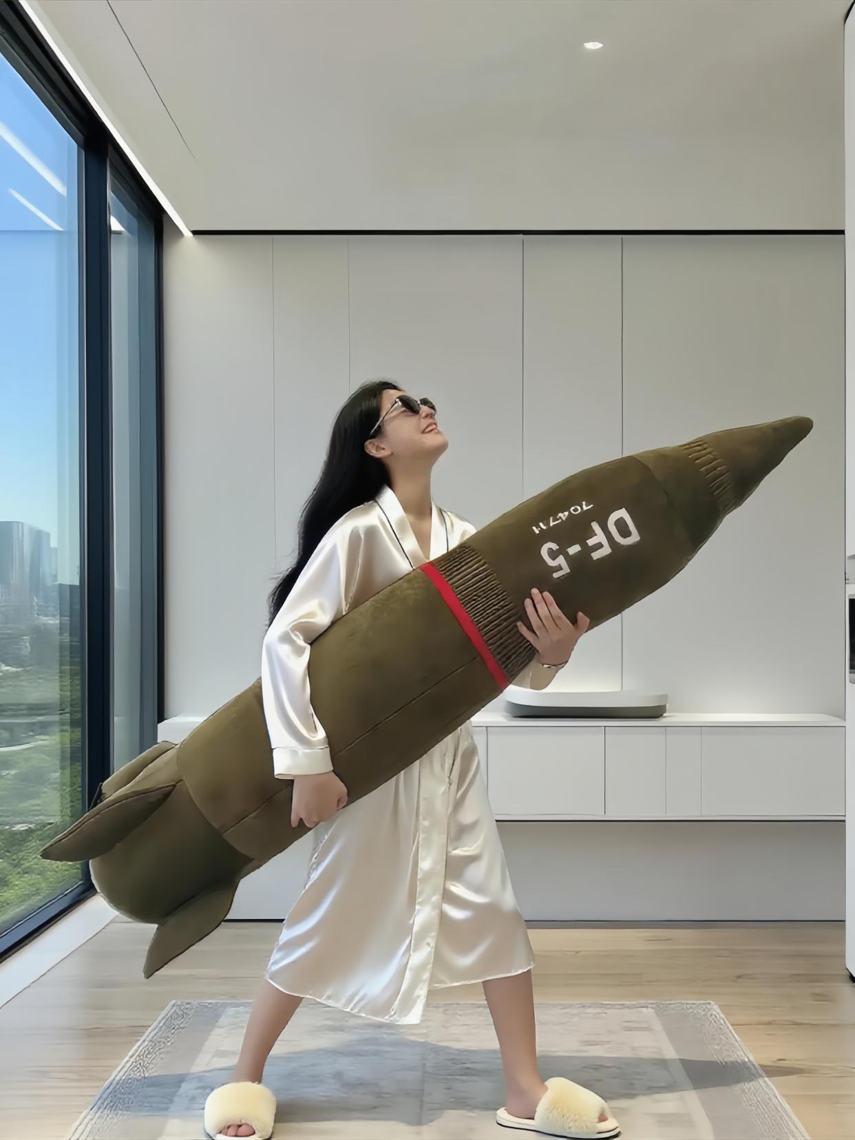 最有安全感的抱枕出现了,覆盖全球,安全感满满!!!#东风5c打击范围覆盖全球 #东风5c #抱枕 #东风5c抱枕