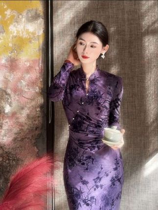#优雅气质 #古典美 姐妹们,这个旗袍真的太美了!它就是那种古典美人的感觉,穿上身特别显气质,而且很修身,收腰设计超显身材,小个子穿也很合适,整体是优雅大气的感觉,真的很好看。#旗袍美人 #国风古韵 #东方美