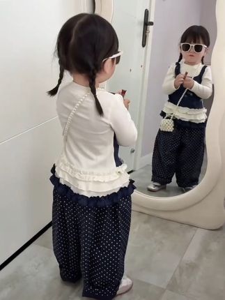 我的镜头里 藏着她努力长大的样子 我很知足 享受着她一天天长大的喜悦 我又很贪心 看到她渐渐消失的婴儿感 多想把时间都紧在手心里 #我的女孩#女儿穿搭#生女儿就是用来打扮的 #韩系穿搭 #骗你生女儿