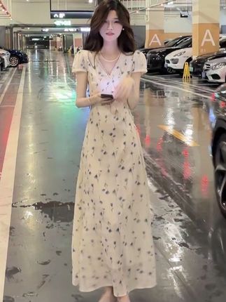 碎花连衣裙女夏季2025新款法式V领独特漂亮好看收腰绝美长裙#夏季穿搭 #显高显瘦 #夏日必备 #时尚洋气又减龄 #超仙连衣裙
