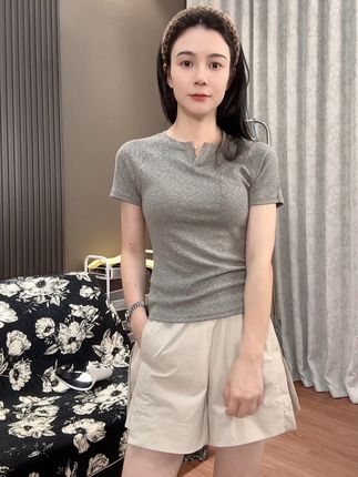 超级舒服,特别好穿!棉感材质,很亲肤又很透气,#夏季穿搭 #百搭短袖 #夏日穿搭 #夏季必备
