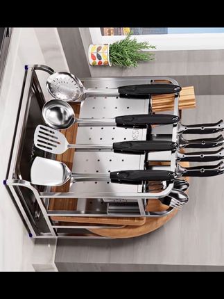 家里的厨房一定要有一个这样的不锈钢刀架,它是304不锈钢的材质,不会生锈,可以放各种大小的刀具,就连菜板也能放上去,下面还有沥水孔,不用担心会有积水,它还是可拆卸的。清洗起来很方便,有了它,厨房看起来干净又整洁#厨房置物架 #刀具置物架