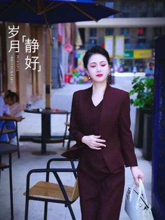 这套安可拉红套装简直太美了,穿上它整个人都变得高贵典雅起来,让你瞬间变身气质女神!如果你想要变得更美更自信,那一定得试试这种套装,高端大气 。