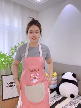 围裙也要选洋气漂亮的,这款可爱又呆萌的草莓熊#围裙,防油防水,耐脏耐造,做家务防脏就要它#耐脏罩衣家用#厨房围裙推荐 厨房好物