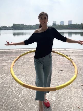 湖边吹着风摇着呼啦圈,不一样的感觉🤣#户外 #呼啦圈转起来 #户外运动 #强烈推荐 #抖音推广