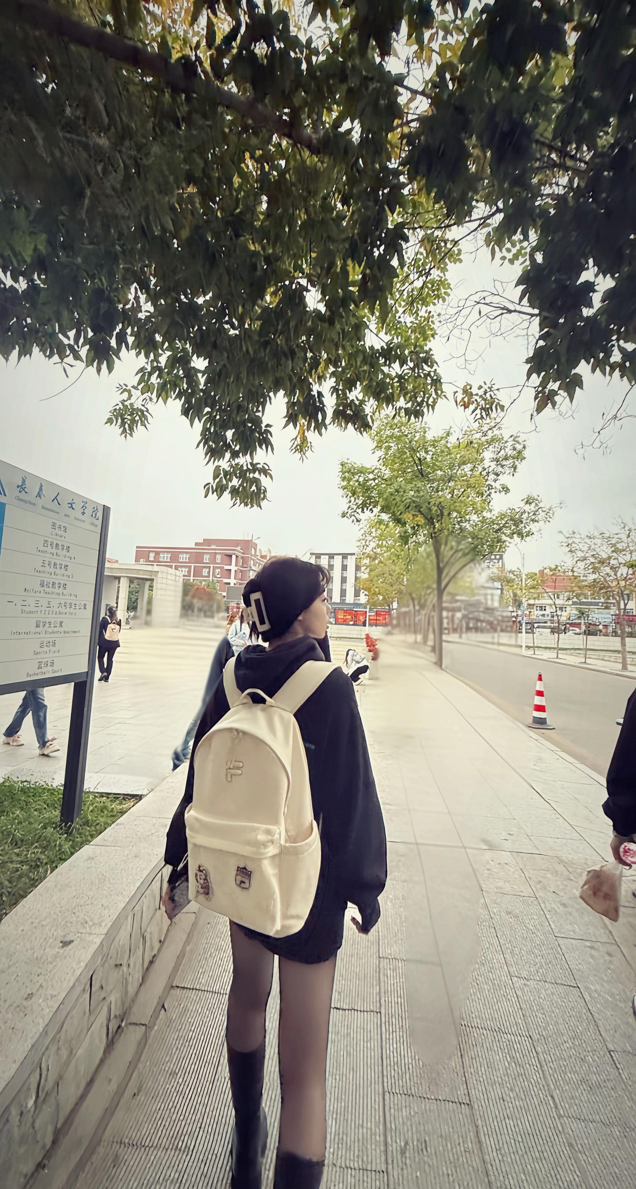 直到我在我身上看到了你的影子 我才懂得什么是爱 #气场全开 #黑色系穿搭 #感觉至上 #腿长一米八 #ootd